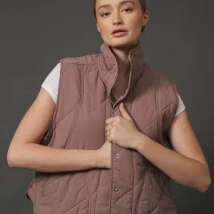 Wave Hem Quilted Vest – Stylish & Lightweight Quilted Vest for Women